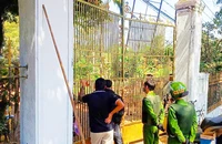 Gia Lai: Cặp vợ chồng bị truy tố vì khóa cổng nhốt nhiều người, có cả công an