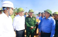 Phó Thủ tướng Hồ Quốc Dũng kiểm tra, chúc Tết đầu năm trên cao tốc Quy Nhơn - Pleiku