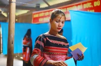 Đồng bào Ba Na ở Gia Lai vượt núi, băng rừng đi bỏ phiếu sớm