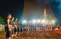 Người Jrai đâm trâu mừng nhà rông mới