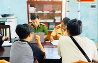 Xử phạt hai tài xế xe bán tải chở gần 20 người trên thùng xe