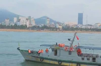 Ngư dân đưa tàu cá thả lưới tìm kiếm nam sinh lớp 12 mất tích trên biển