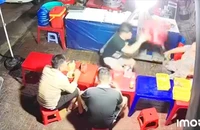 Công an xác minh clip một phụ nữ lớn tuổi bị đập ghế nhựa vào người