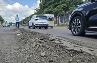 Mặt đường Quốc lộ 19 nhiều đoạn vỡ vụn, lồi lõm, gây nguy hiểm cho người lưu thông