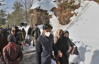 Du khách bị mắc kẹt khi đi xem bão tuyết ở thị trấn Murree, Pakistan (Ảnh chụp hôm 9-1). Ảnh: AP