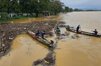 Một ngày hối hả dọn dẹp bùn đất sau lũ của người dân xứ Huế