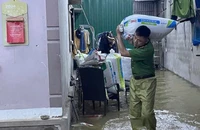 Mưa lũ lớn ở Hà Tĩnh: Nỗ lực cứu người, tài sản
