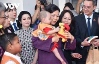 Phu nhân Ngô Phương Ly thăm trẻ em ung thư ở Indonesia