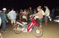 Hàng trăm người đi trộm nghêu