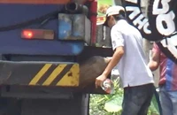 Hút trộm xăng dầu giữa quốc lộ