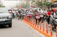 Hết đường chen lấn lên cầu vượt Hoàng Hoa Thám
