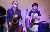 Trần Mạnh Tuấn và con gái trình diễn tại liên hoan nhạc jazz