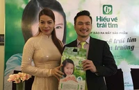 Trương Ngọc Ánh đi bán gạo giúp trẻ em nghèo 