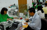 Lãi suất ‘nhảy múa’ khi siết van tín dụng bất động sản