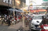 Vỉa hè bị tái chiếm, đẩy người đi bộ xuống đường
