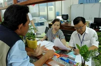 Phường đông dân ở TP.HCM: Trăm việc đổ đầu cán bộ