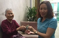 Mẹ VNAH 91 tuổi: ‘Xưa chống giặc, giờ mẹ ủng hộ chống dịch’