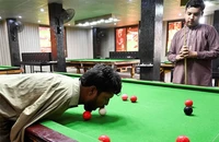Người không tay trở thành cao thủ billiards