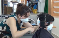 Video: Các y bác sĩ được cắt tóc miễn phí tại bệnh viện