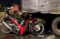 Video: Tông vào đuôi xe tải, người đàn ông tử vong trên cầu vượt Ngã Tư Ga