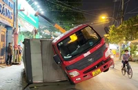 Video: Xe tải chở nước ngọt lật nhào, nhiều người thoát nạn