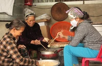 Tất bật làm bánh khô mè chuẩn bị Tết