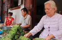Video: Về Long An thưởng thức hương vị bánh tét Vàm Thủ trong ngày tết