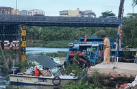 Video: Sà lan tông cọc thép của trụ cầu An Phú Đông, cấm ô tô qua cầu từ hôm nay 