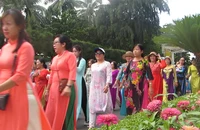 Phố biển Nha Trang rợp bóng áo dài
