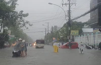 TP Cà Mau ngập sâu, nhiều xe chết máy sau cơn mưa kéo dài