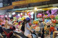 Video: Chợ hoa nổi tiếng ở TP.HCM nhộn nhịp dịp 20-10