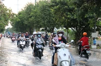 Video: Triều cường dâng cao, nước tràn vào nhà dân ở TP.HCM