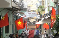Các tuyến đường, con hẻm đỏ thắm màu cờ mừng năm mới 2024