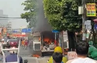 Video: Ô tô 16 chỗ cháy dữ dội khi đang chạy trên đường