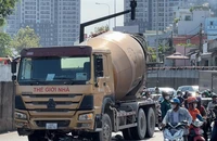 Xe bồn va chạm xe máy lúc ôm cua, 1 người tử vong