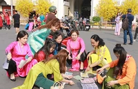 Người trẻ ưu tiên đi du lịch ngày Tết hay sum họp gia đình?