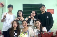 Mẹ Việt nuôi sinh viên Lào