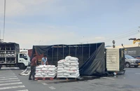 Xe tải đang quay đầu thì lật nhào, chắn ngang đường