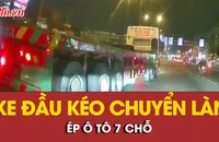 Video: Xe đầu kéo chuyển làn, chèn ép ô tô 7 chỗ trên đường 
