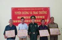 Khen thưởng người dân nhặt được 25 bánh heroin