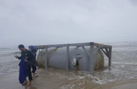Nhiều vật có chữ Trung Quốc dạt vào bờ biển Quảng Nam