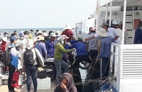 'Choáng' với giá vé tàu đi đảo Lý Sơn tăng vọt