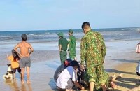 Thương tâm: Tắm biển, 2 học sinh đuối nước, 1 em tử vong