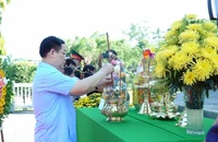 Chủ tịch Quốc hội Vương Đình Huệ dâng hương các anh hùng liệt sĩ