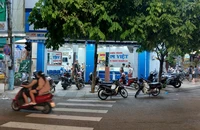 Người đàn ông cầm búa xông vào tiệm vàng, đập tủ kính 
