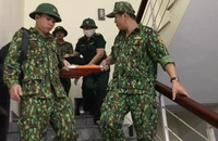 1 người đang sơ tán tránh bão thì bị khó thở, bộ đội đưa đi cấp cứu 