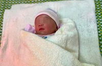 Bé gái sơ sinh bị bỏ rơi trong nhà vệ sinh kèm bức thư nhờ người chăm sóc 