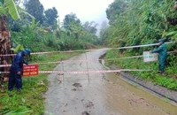 Sạt lở nghiêm trọng ở Quảng Nam, bộ đội, công an mở đường tạm cho dân đi