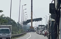 Xe đầu kéo gặp tai nạn, kẹt xe kéo dài trên Quốc lộ 1 