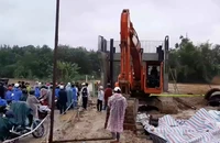 Mưa lớn chia cắt quốc lộ 40B, hàng trăm người xếp hàng chờ nước rút 